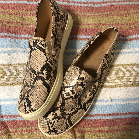 Snake Print Old Navy Slide On Shoes Size 8.5 - Picture 1 of 4
